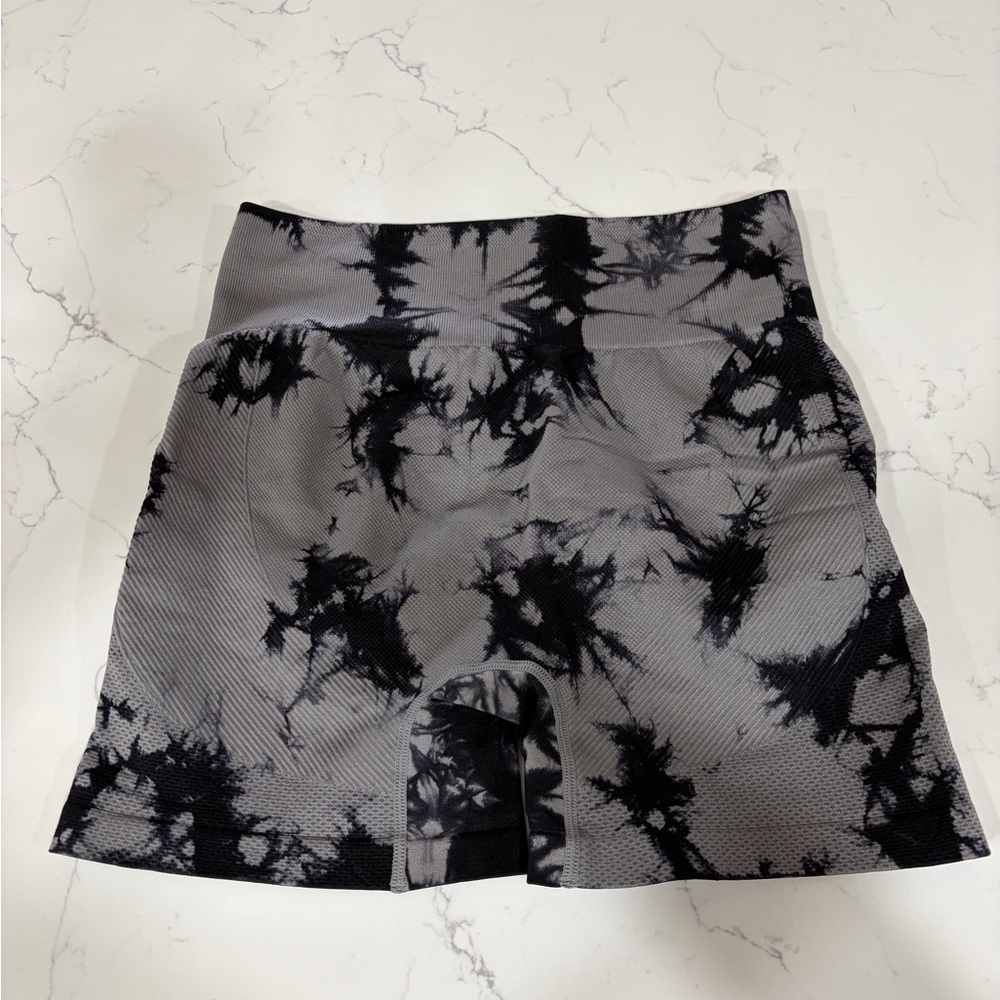 Gym Seamless Black and Gray Tie-Dye Shorts